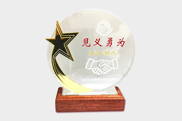 点赞丨“逆行”真英雄，救火显担当！