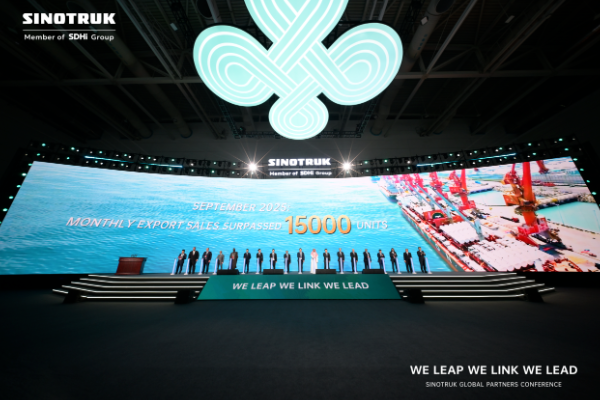 且向潮头再扬帆！中国重汽重卡单月出口1.5万辆，再次刷新行业纪录